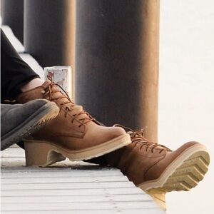 SOREL waterproof boots  Women's Tan Leather Boots
